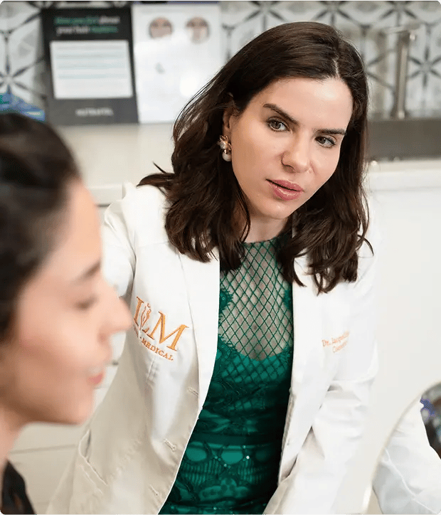Dra. Jacquelline Leva durante una consulta con una paciente
