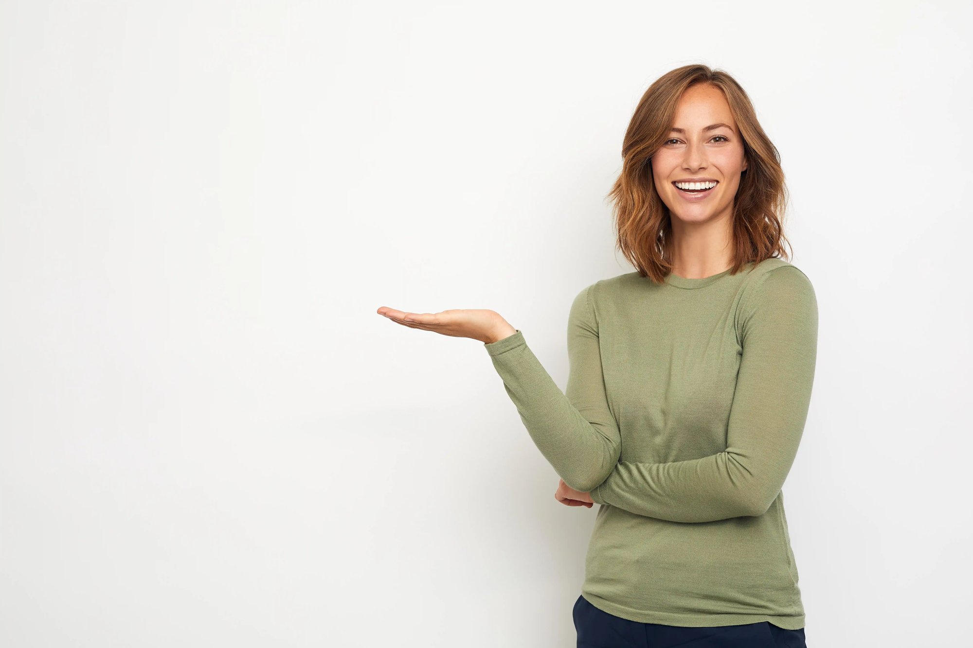 Foto ilustrativa de estudio de archivo de una mujer sonriente haciendo un gesto con la palma abierta; no muestra pacientes de Leva